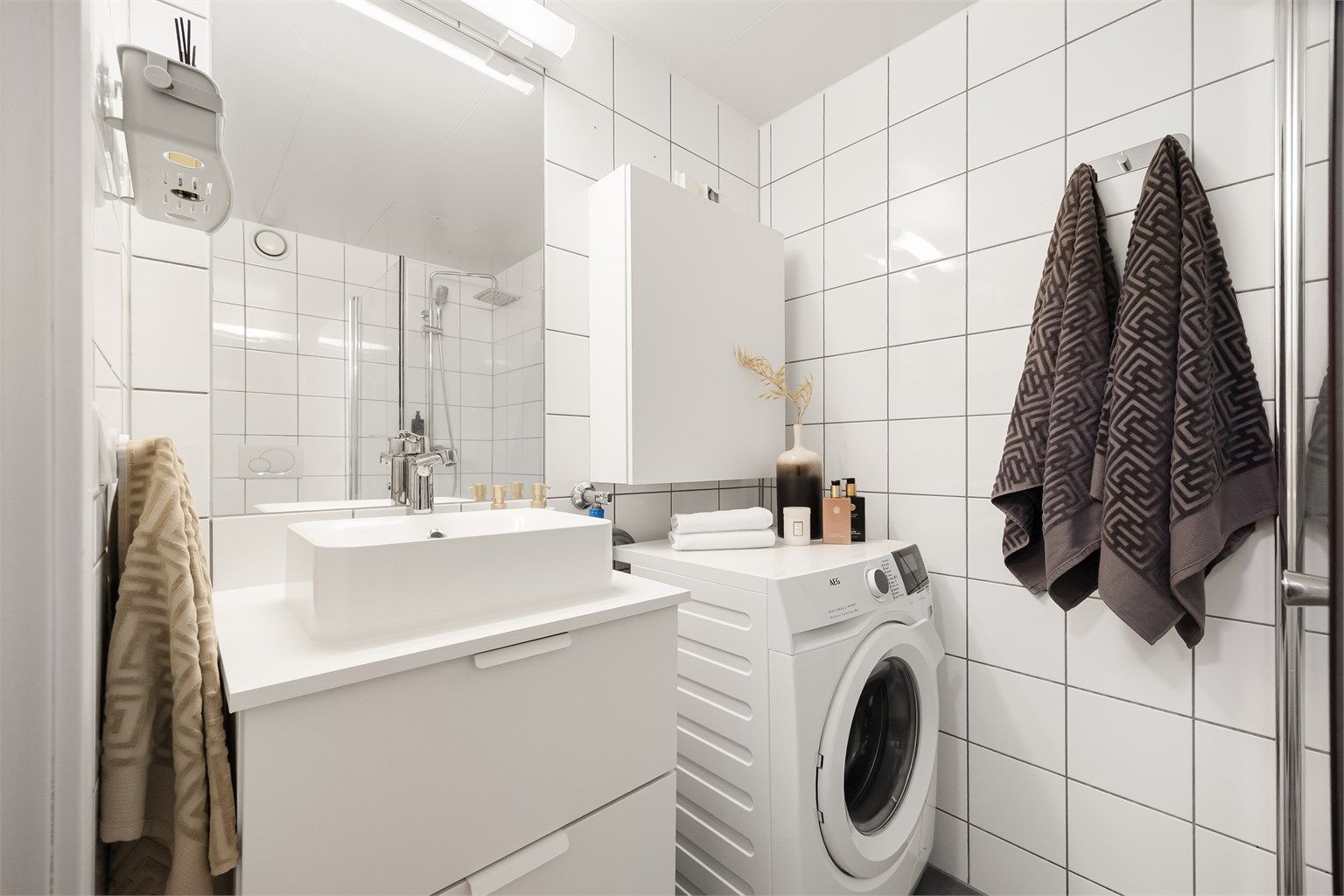 Tidligere eier påkostet begge badene med ny dusj, baderomsinnredning samt nye gulvfliser i 2022.
