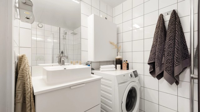 Tidligere eier påkostet begge badene med ny dusj, baderomsinnredning samt nye gulvfliser i 2022.