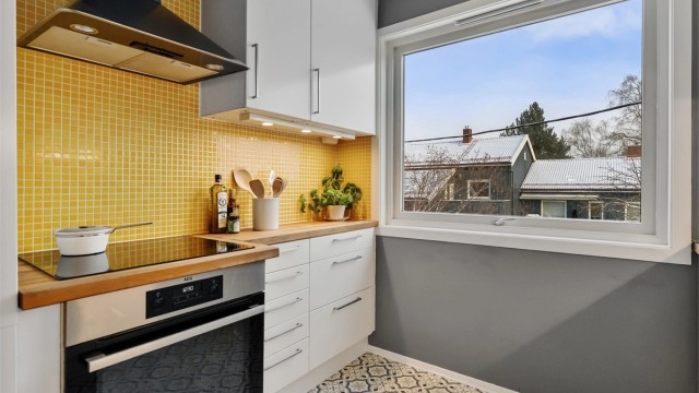 Kjøkkenet er utstyrt med moderne induksjonstopp og integrert stekeovn.