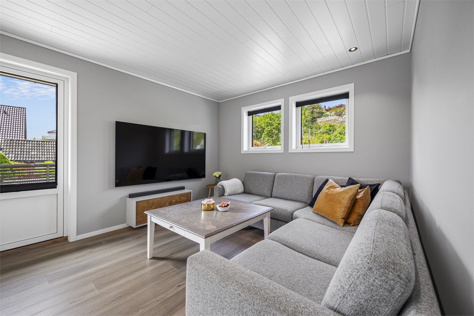 Fra stuen er det direkte utgang til en stor terrasse på 62 m².