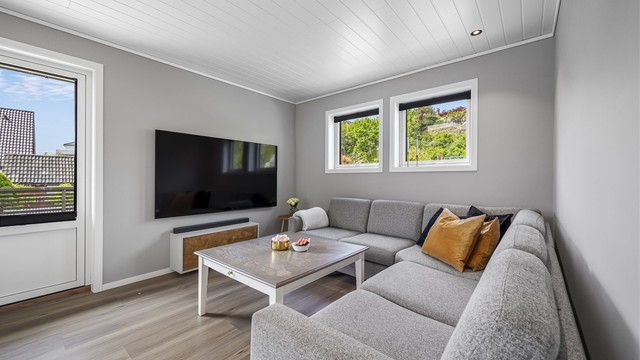 Fra stuen er det direkte utgang til en stor terrasse på 62 m².