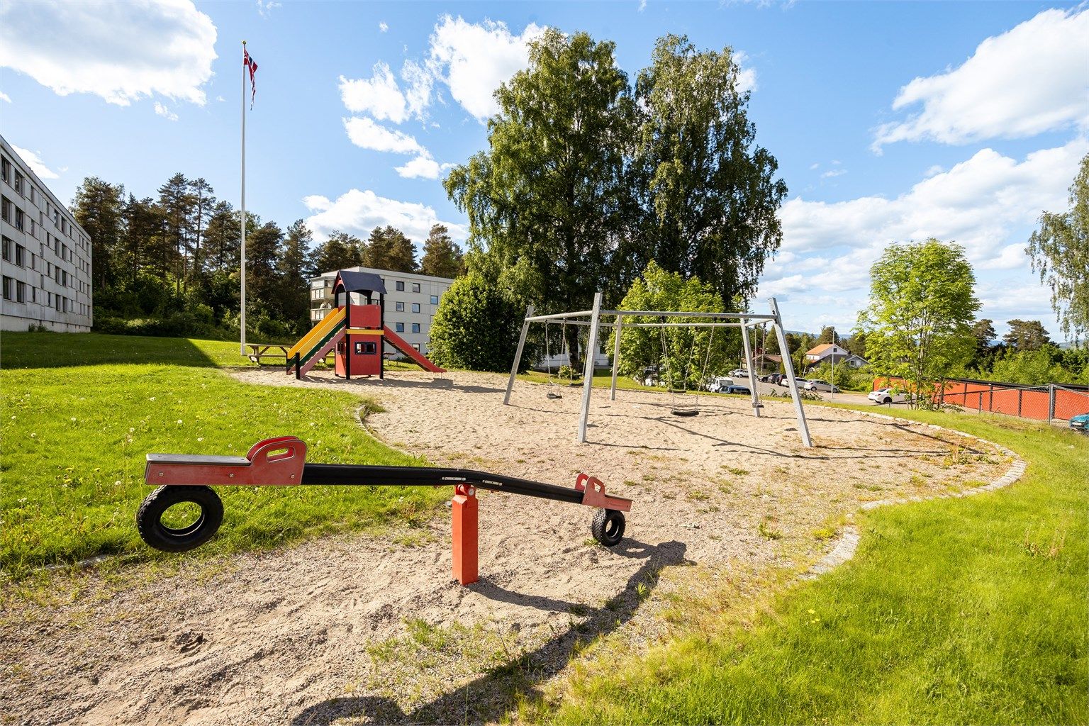 Borettslaget har opparbeidede fellesarealer med blant annet lekeplass.