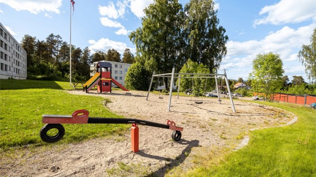 Borettslaget har opparbeidede fellesarealer med blant annet lekeplass.