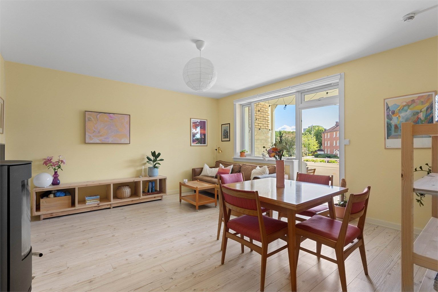Stuen har god plass til både sofagruppe og spisebord, og en takhøyde på 2,50 meter.