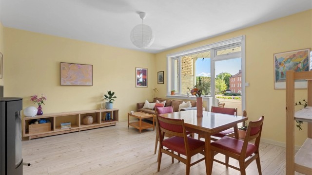 Stuen har god plass til både sofagruppe og spisebord, og en takhøyde på 2,50 meter.