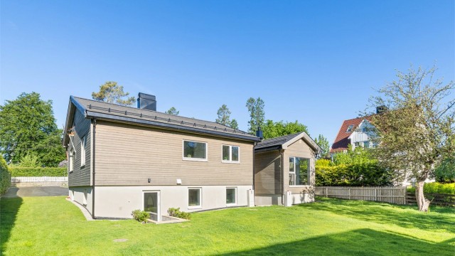 Velkommen til Oberst Rodes vei 80D - Nyoppusset og meget pen vertikaldelt bolig | 2 bad | Solrikt | Stor hage