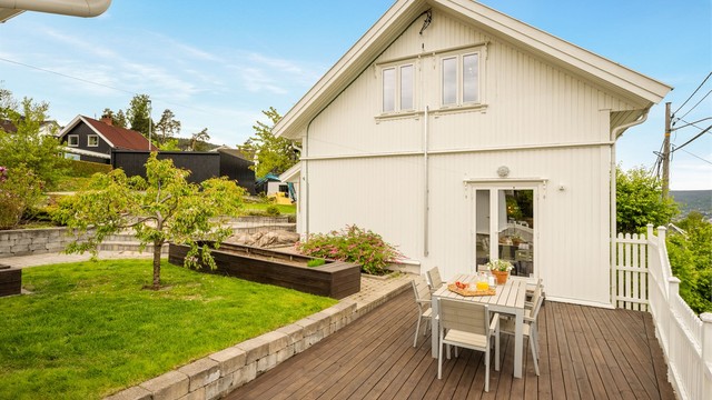 Den romslige terrassen på 38 kvm har god plass til en stor sittegruppe.