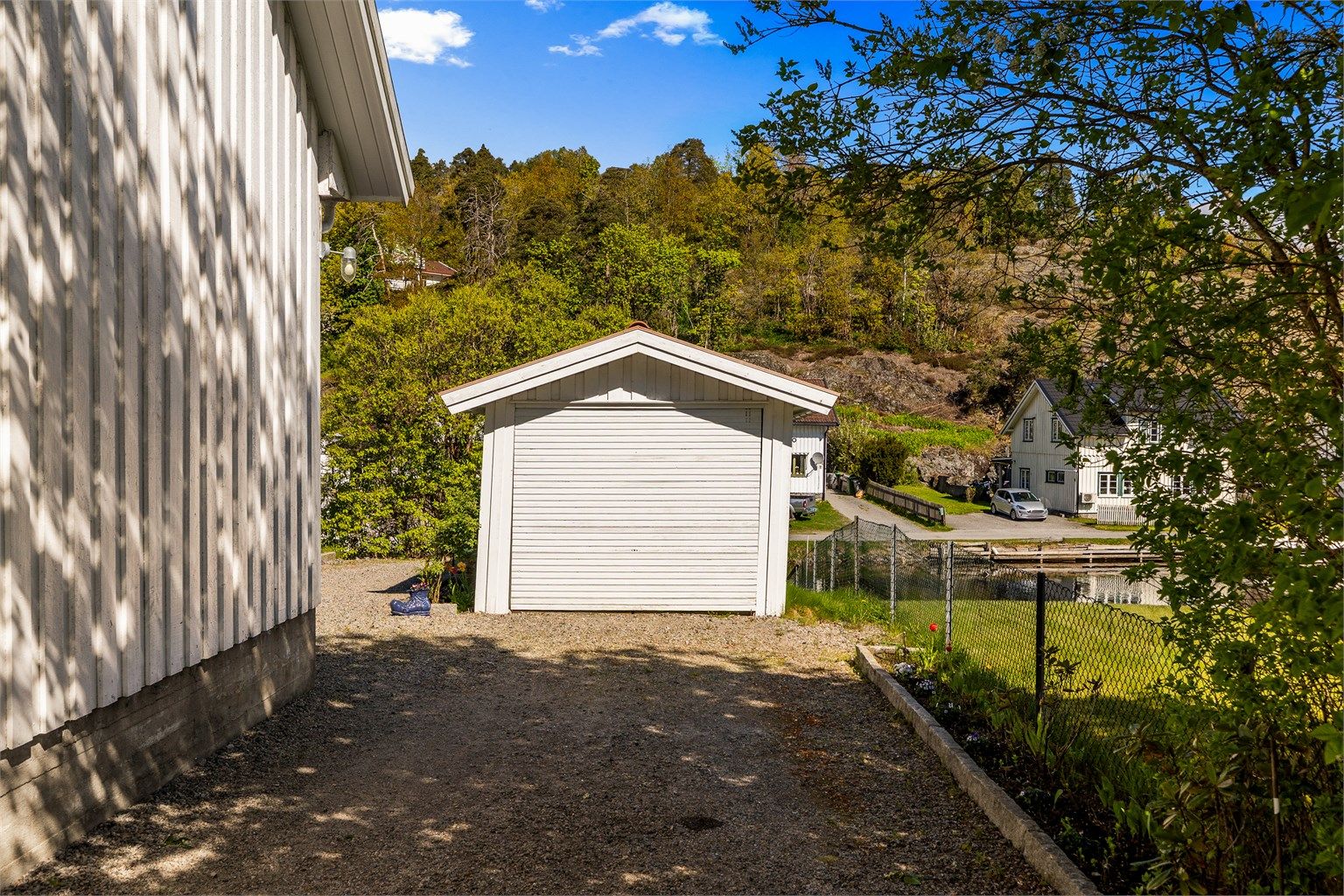 Eiendommen har en frittstående garasje på 17 m².