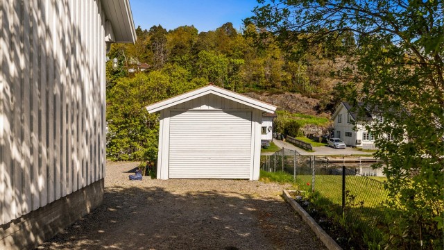 Eiendommen har en frittstående garasje på 17 m².