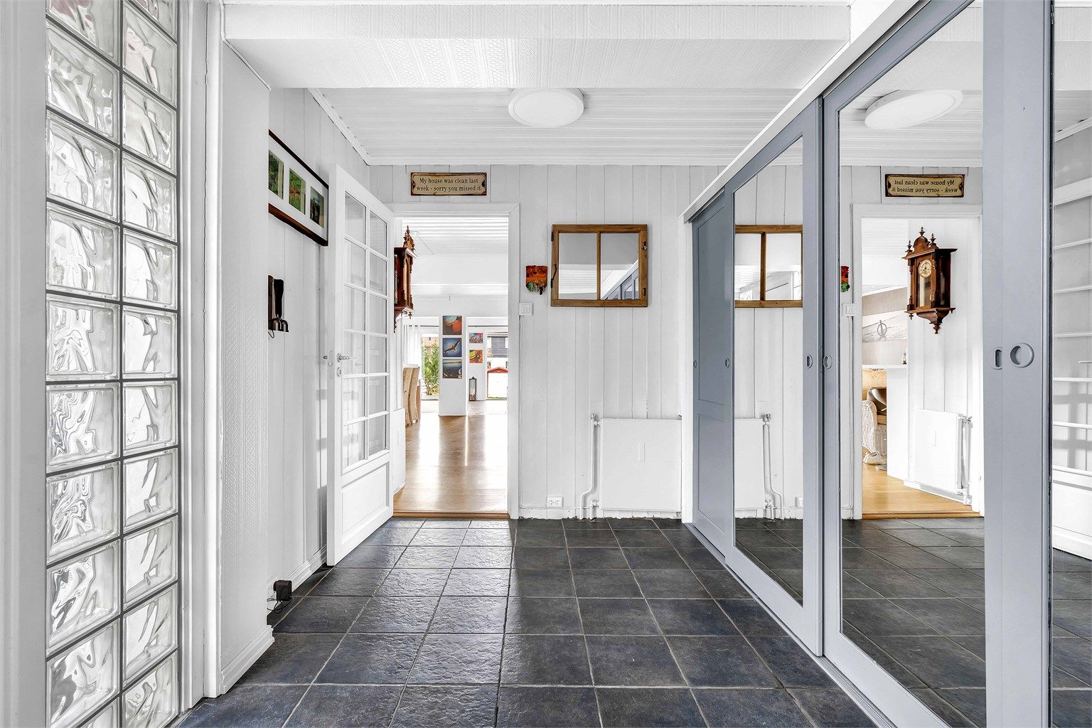 Det er lagt fliser på gulv med gulvvarme.