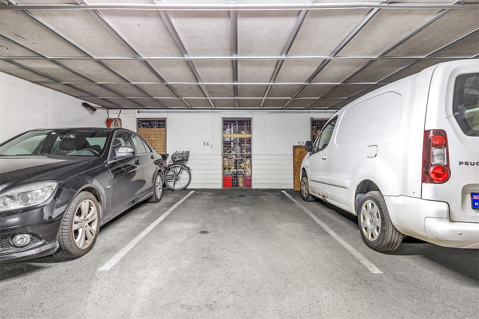 Leiligheten disponerer fast parkeringsplass med elbillader-infrastruktur og kjellerbod.