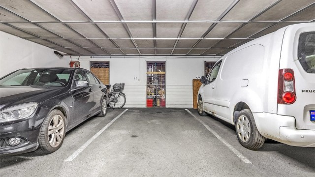 Leiligheten disponerer fast parkeringsplass med elbillader-infrastruktur og kjellerbod.