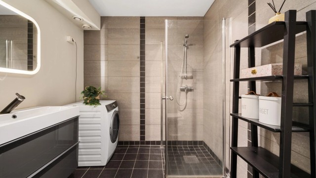 Badet ble pusset opp med nye fliser og ny baderomsinnredning i 2013. Varmekabler i gulv.