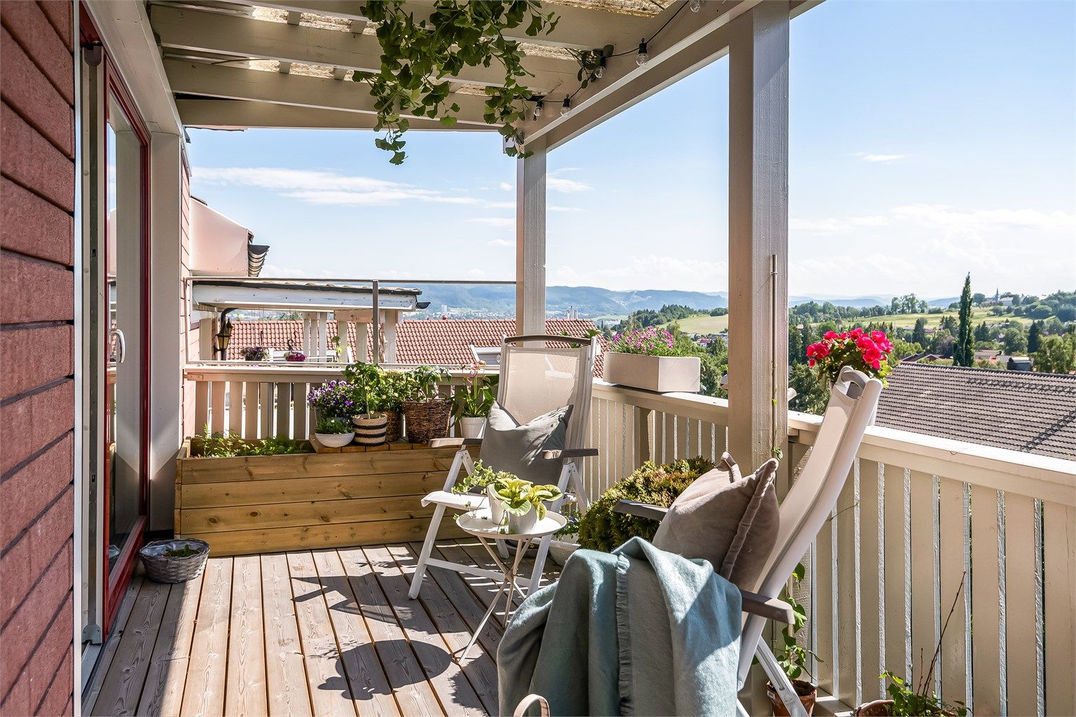 Velkommen til Viktor Baumanns vei 18B, en meget innbydende 3-roms leilighet med en av borettslagets beste beliggenheter!