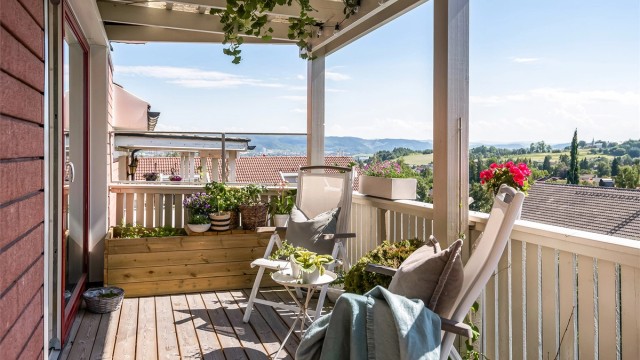 Velkommen til Viktor Baumanns vei 18B, en meget innbydende 3-roms leilighet med en av borettslagets beste beliggenheter!