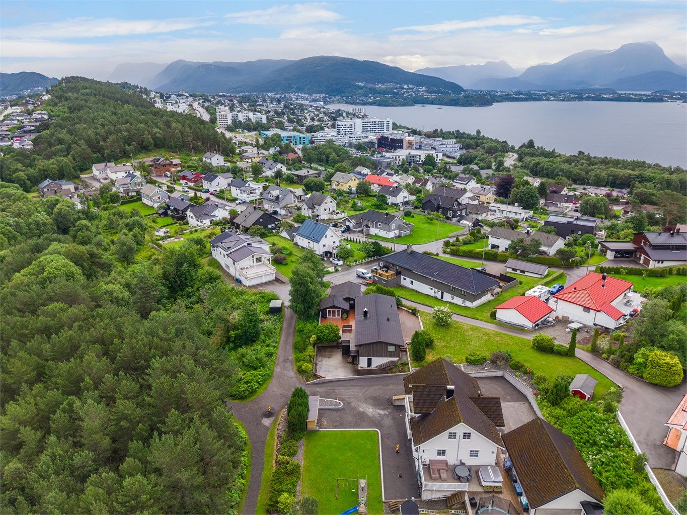 Eiendommen ligger skjermet til i et rolig og etablert boligområde på Østre Hatlaåsen.