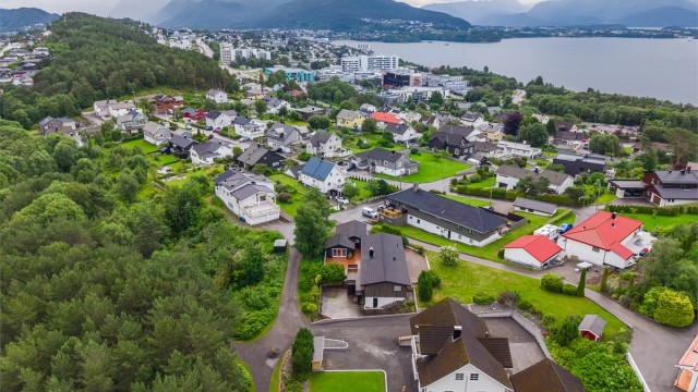 Eiendommen ligger skjermet til i et rolig og etablert boligområde på Østre Hatlaåsen.