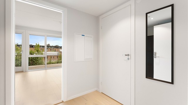 Sikringsskapet er plassert i entréen. Døren til venstre leder inn til badet.