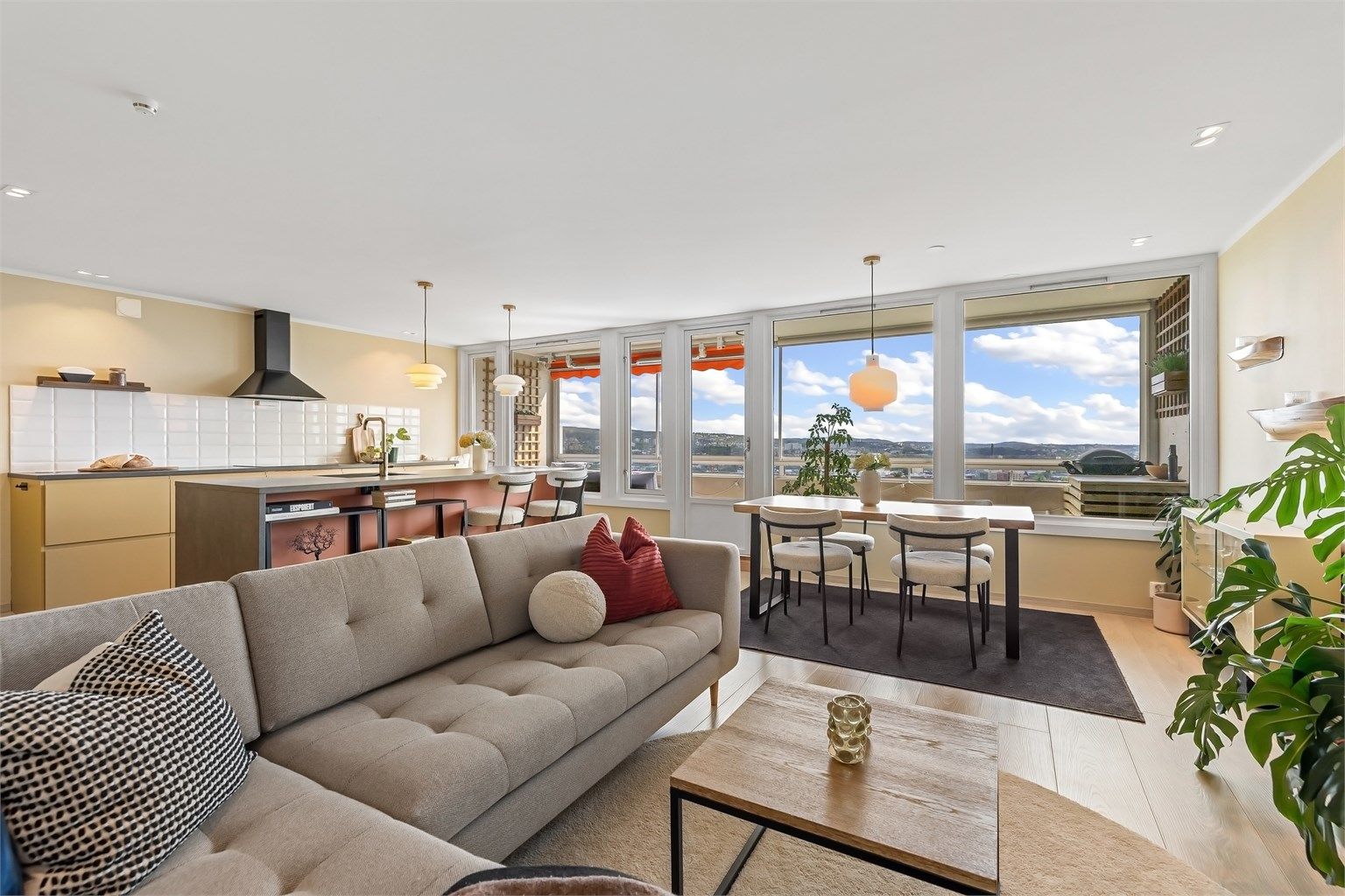 Boligen ligger i et attraktivt, rolig og meget barnevennlig boligområde på populære Tonsenhagen med store grøntområder og marka rett utenfor døra!