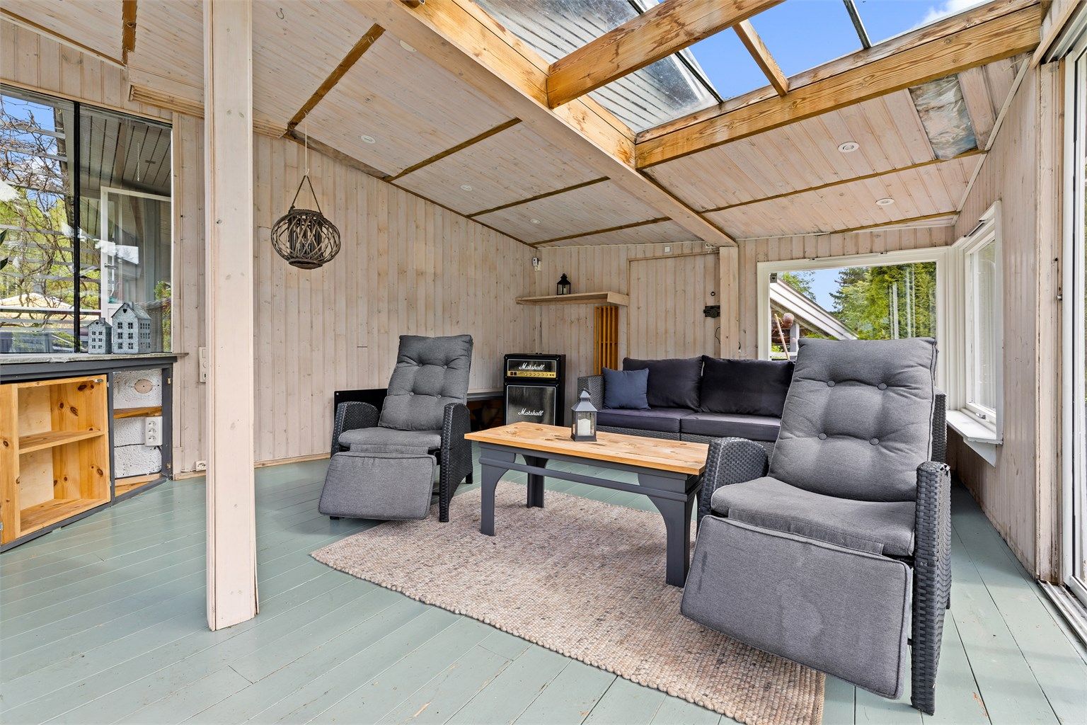 Superkoselig utestue med god plass er fin å ha når det kommer ei regnskur
