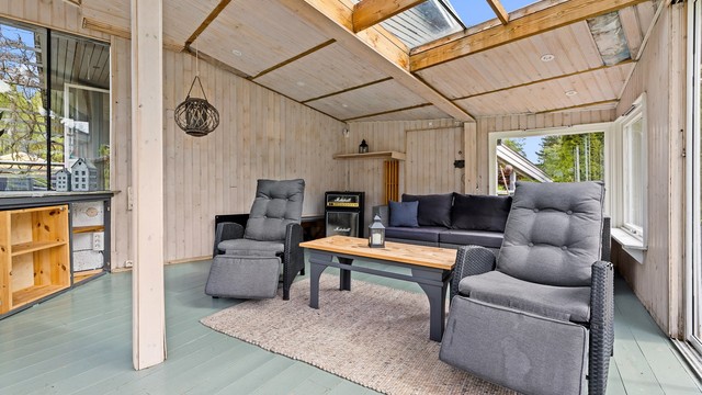 Superkoselig utestue med god plass er fin å ha når det kommer ei regnskur