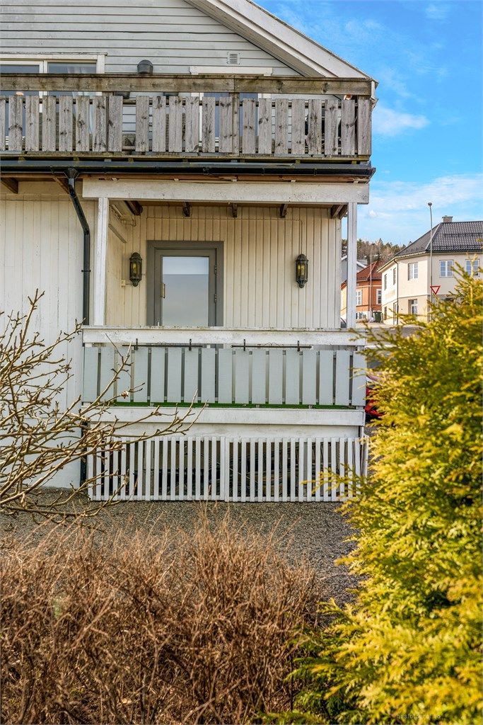 Leiligheten har tilgang til et eget uinnredet kjellerrom og en bod på felles loft.