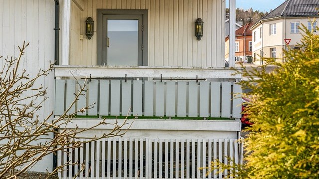 Leiligheten har tilgang til et eget uinnredet kjellerrom og en bod på felles loft.