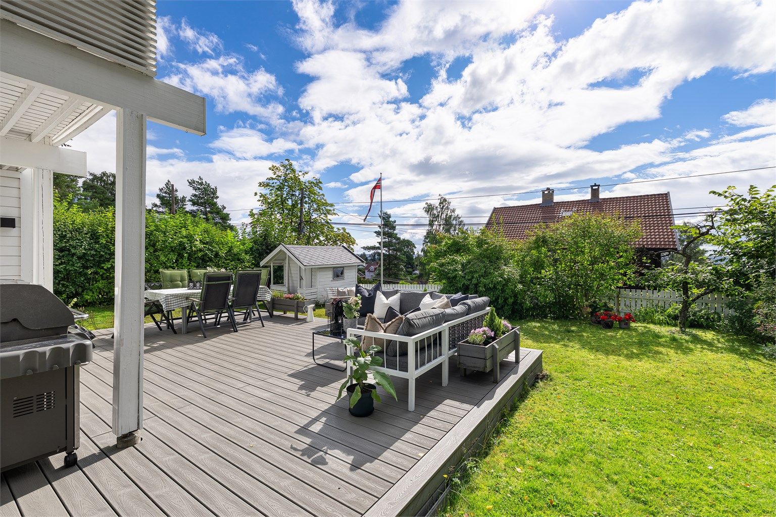 Terrassen blir en naturlig forlengelse av stuen på sommerstid.