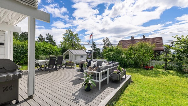 Terrassen blir en naturlig forlengelse av stuen på sommerstid.