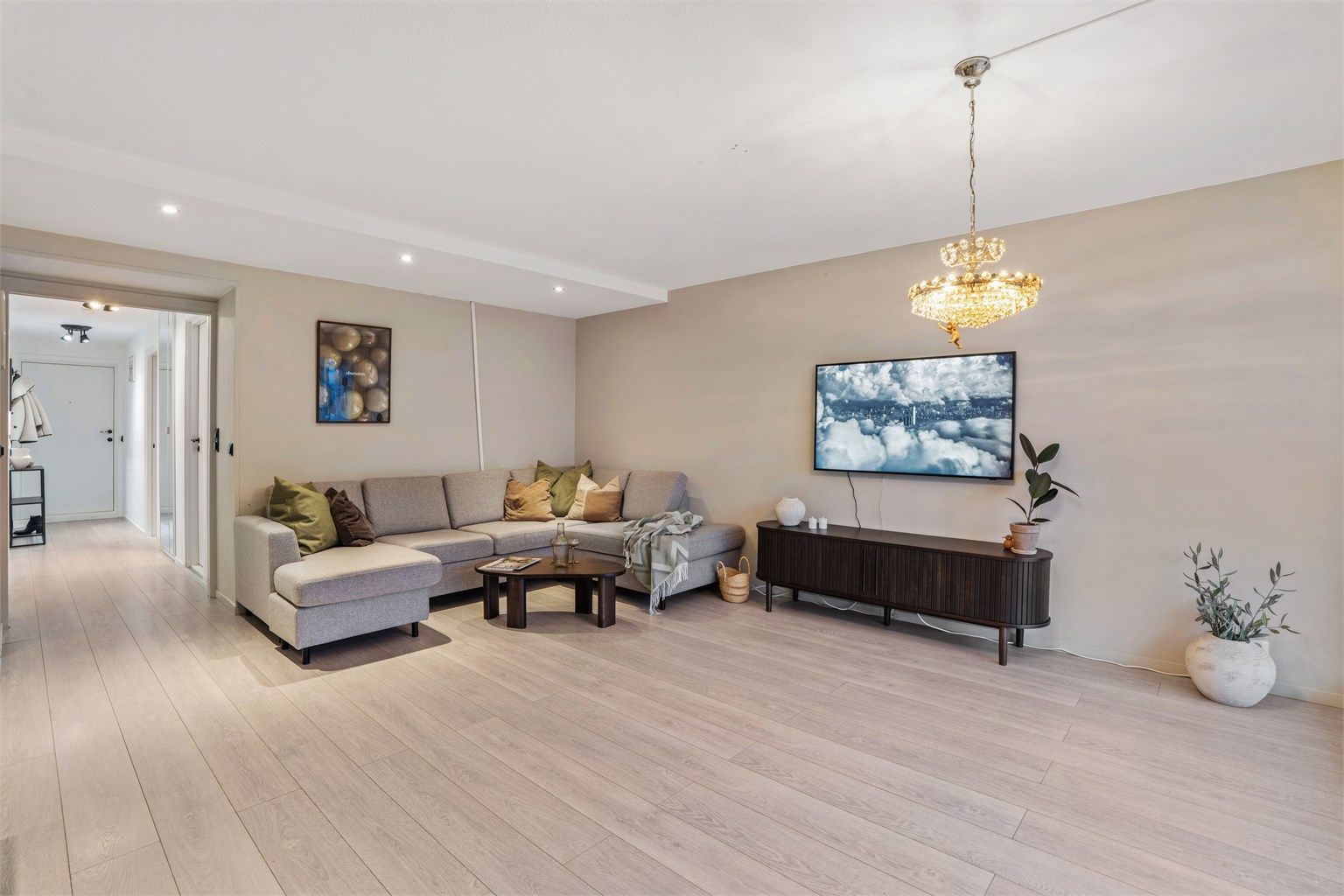 De malte, lyse flatene på vegger og i himling gir en god romfølelse.