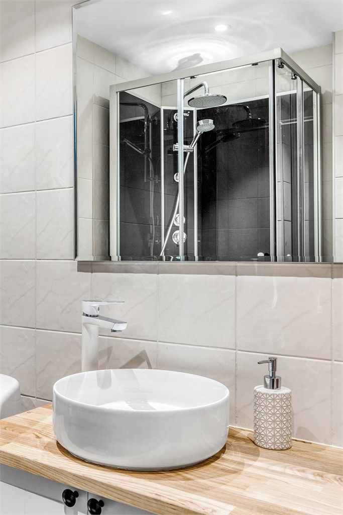 Et plassbesparende dusjkabinett med både regnfallsdusj og hånddusj.