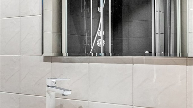 Et plassbesparende dusjkabinett med både regnfallsdusj og hånddusj.