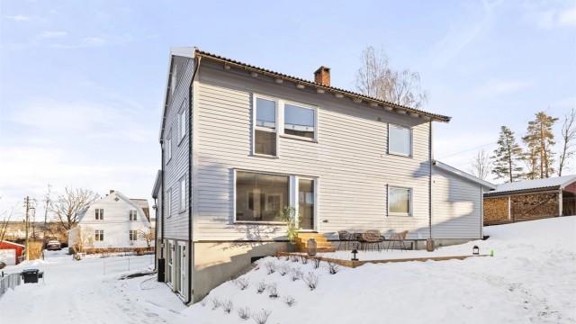 Velkommen til P. A. Holms vei 30 - Stor og innholdsrik enebolig | Tilrettelagt for 2 hybler | Garasje | Delvis oppussingsobjekt | Blindvei