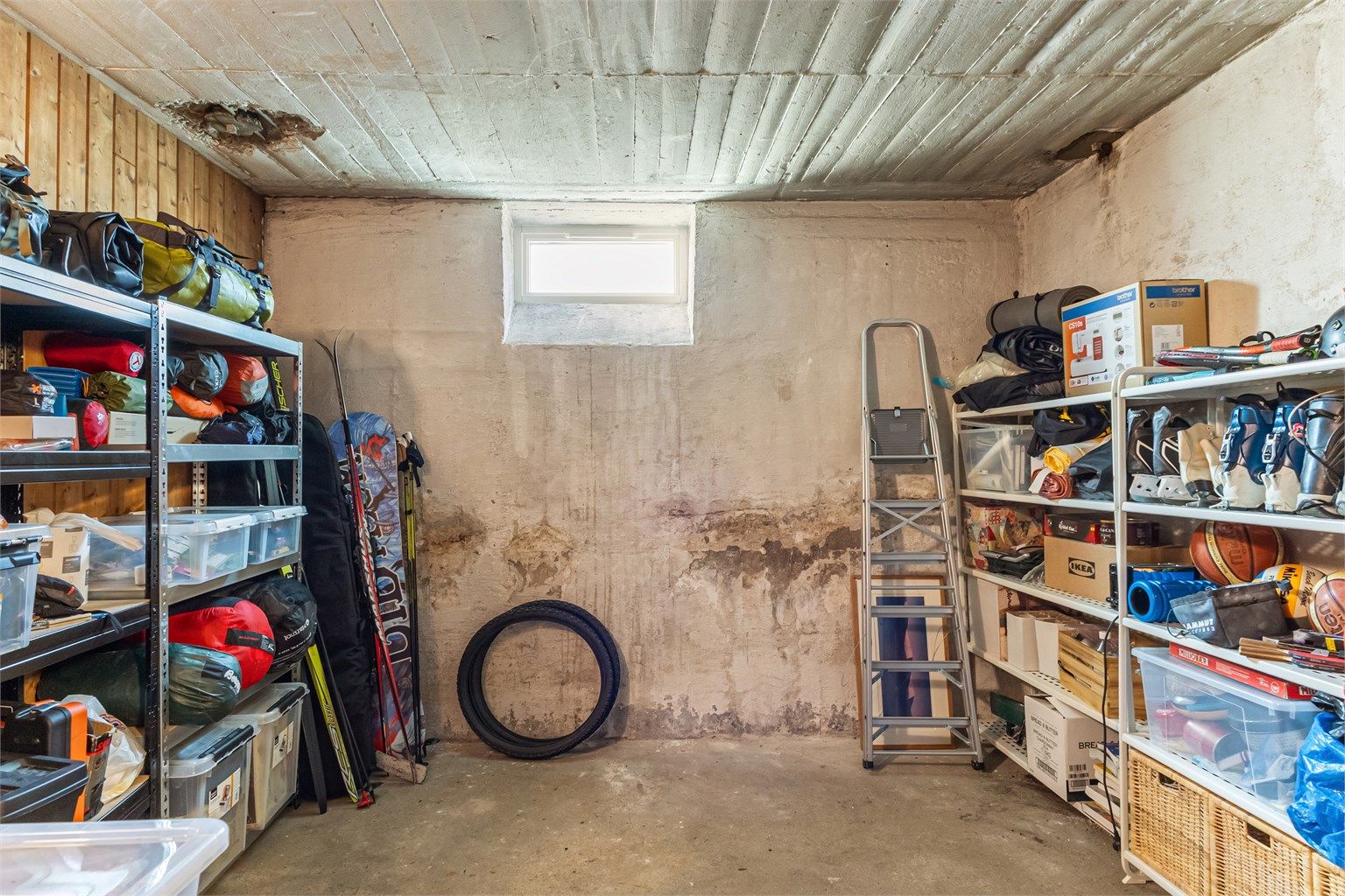 Leiligheten disponerer en romslig kjellerbod på ca. 12 m², med god plass til sesongutstyr, dekk og alt du ikke vil ha stående i leiligheten. Borettslaget har i tillegg en felles sykkelbod med plass til el-sykkel.