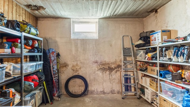 Leiligheten disponerer en romslig kjellerbod på ca. 12 m², med god plass til sesongutstyr, dekk og alt du ikke vil ha stående i leiligheten. Borettslaget har i tillegg en felles sykkelbod med plass til el-sykkel.