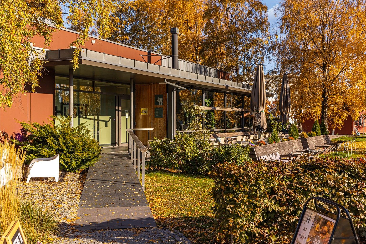Huset Sandefjord - Digg mat, good vibes, shuffleboard og sosial atmosfære midt i Sandefjords vakreste gate!
