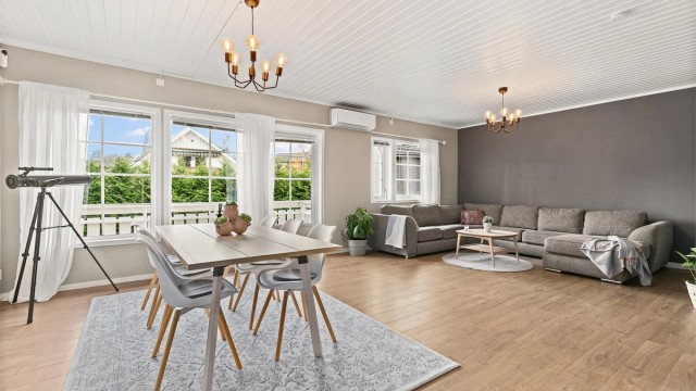 Stor stue og spisestue hvor man har plass til mange gjester.