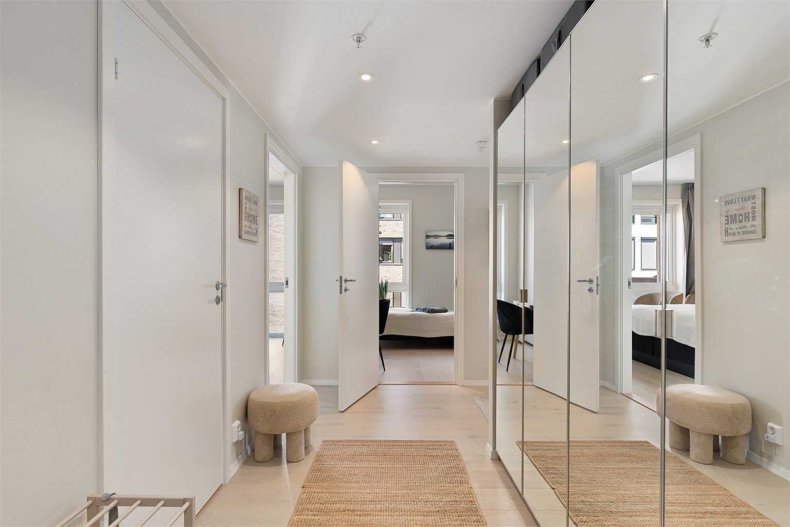 Boligens entré ønsker deg velkommen med moderne standard og god plass til garderobe for yttertøy
