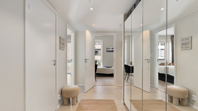 Boligens entré ønsker deg velkommen med moderne standard og god plass til garderobe for yttertøy