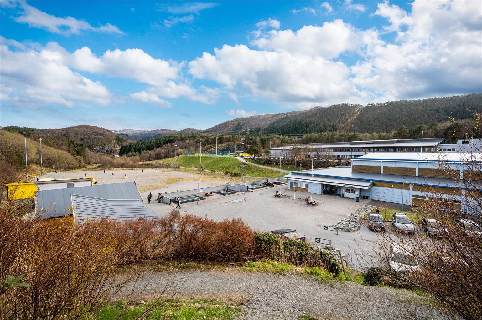 Flaktveithallen finner man en kort tur unna med sitt store idrettsanlegg og bane til frisbeegolf