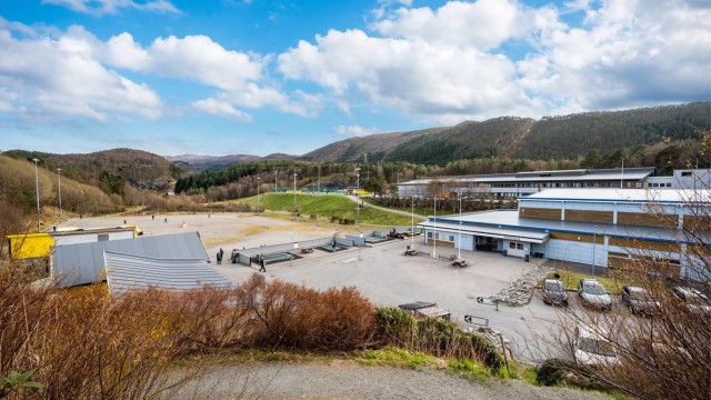 Flaktveithallen finner man en kort tur unna med sitt store idrettsanlegg og bane til frisbeegolf