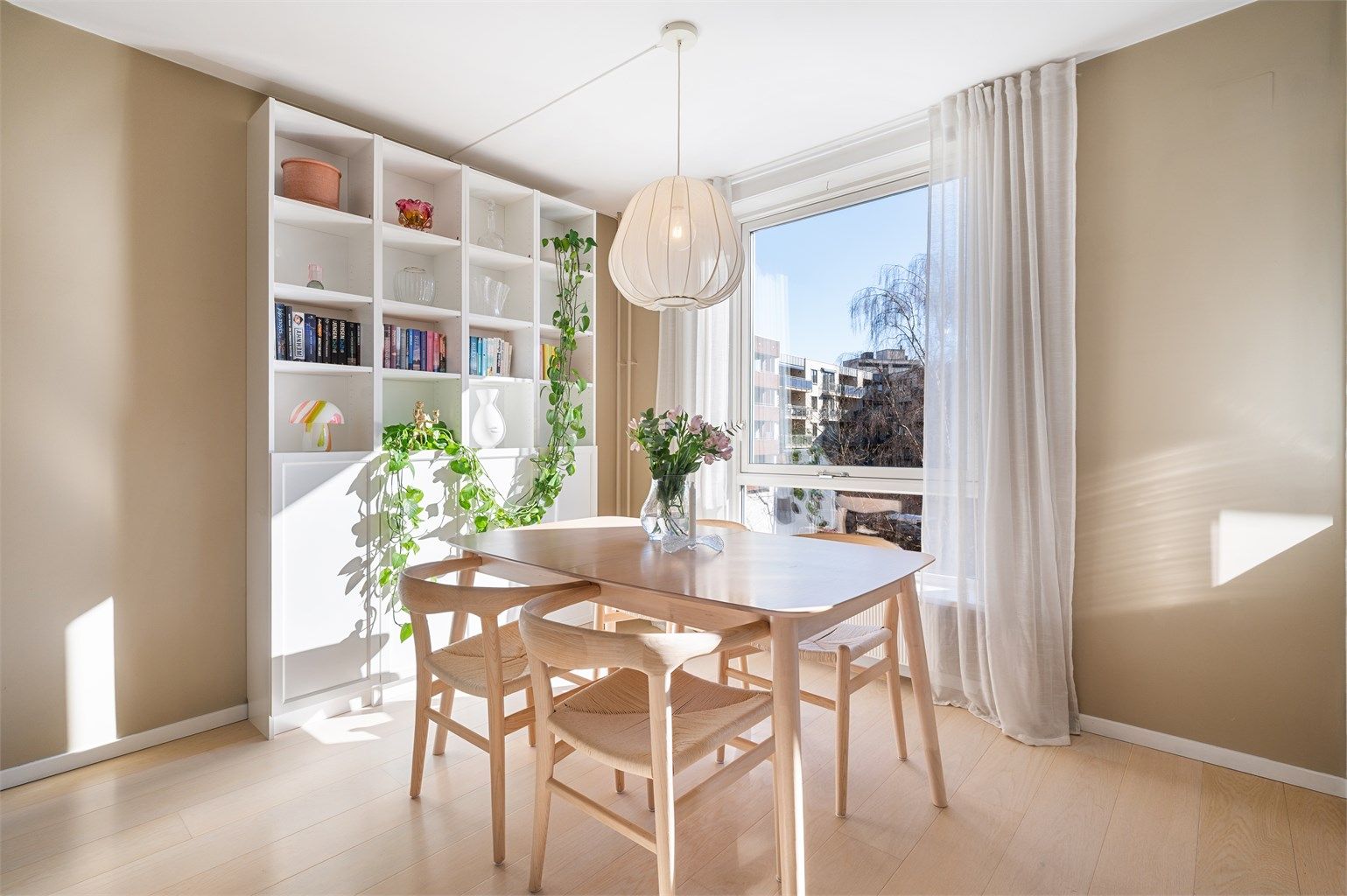 Spisebordet får en naturlig plass i tilknytning til kjøkkenet. Her kan man nyte hyggelige måltider sammen.