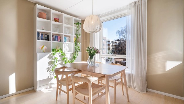 Spisebordet får en naturlig plass i tilknytning til kjøkkenet. Her kan man nyte hyggelige måltider sammen.