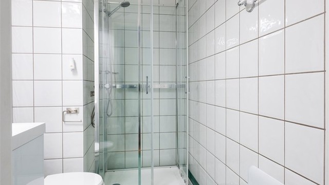Eldre, funksjonelt baderom med nytt dusjkabinett og innredning i 2023