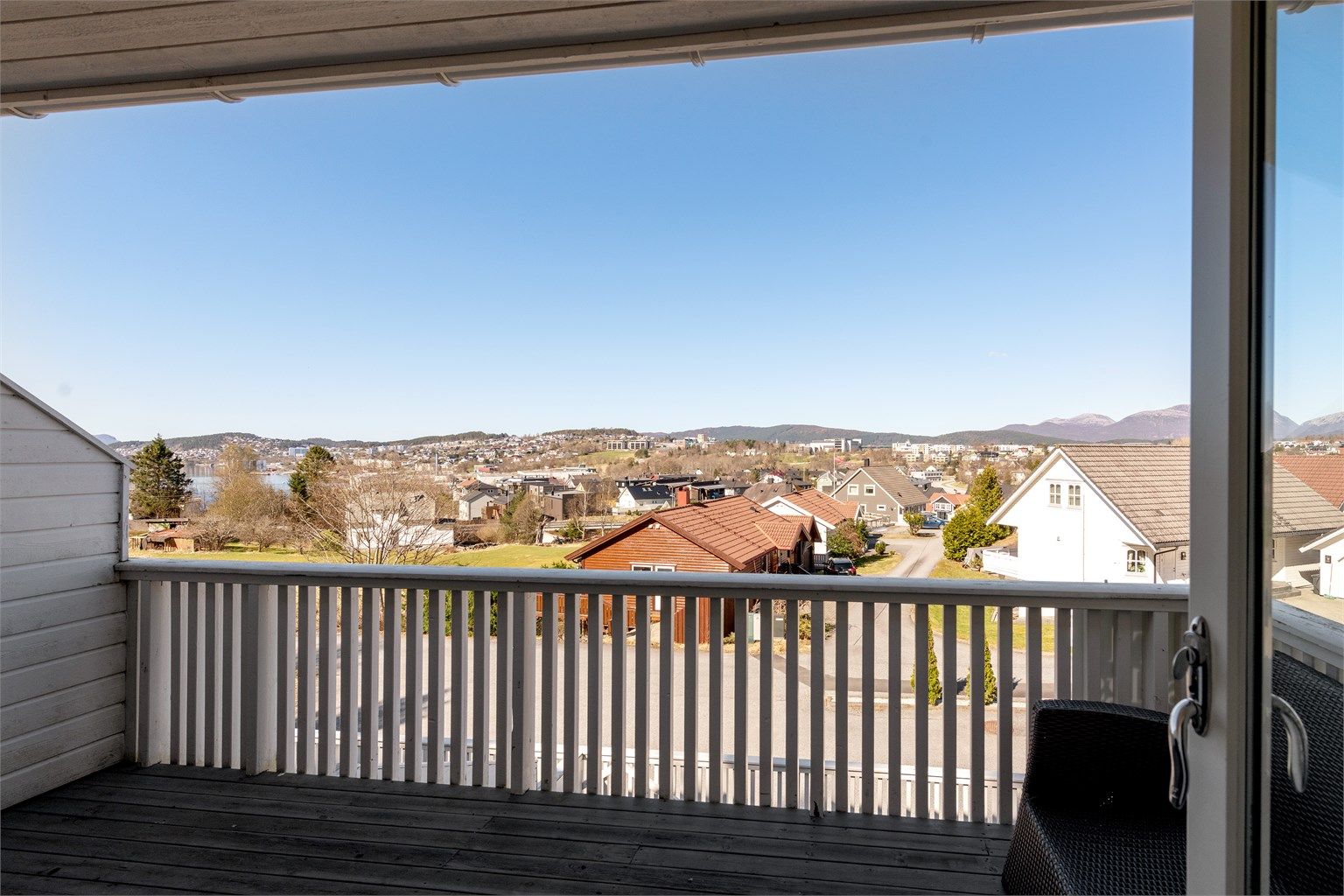 Dels overbygd veranda med utgang fra stue/kjøkken. Flott utsikt herfra