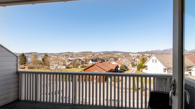 Dels overbygd veranda med utgang fra stue/kjøkken. Flott utsikt herfra