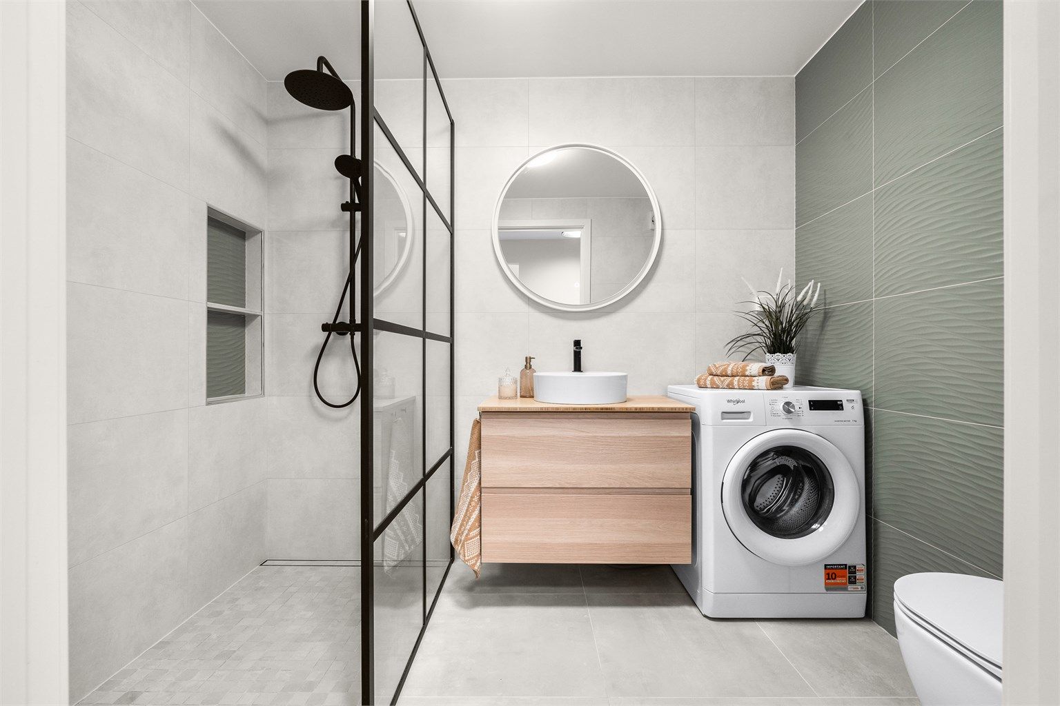 Bad - delikat bad fra 2021 - flislagt gulv med gulvvarme og flislagte vegger