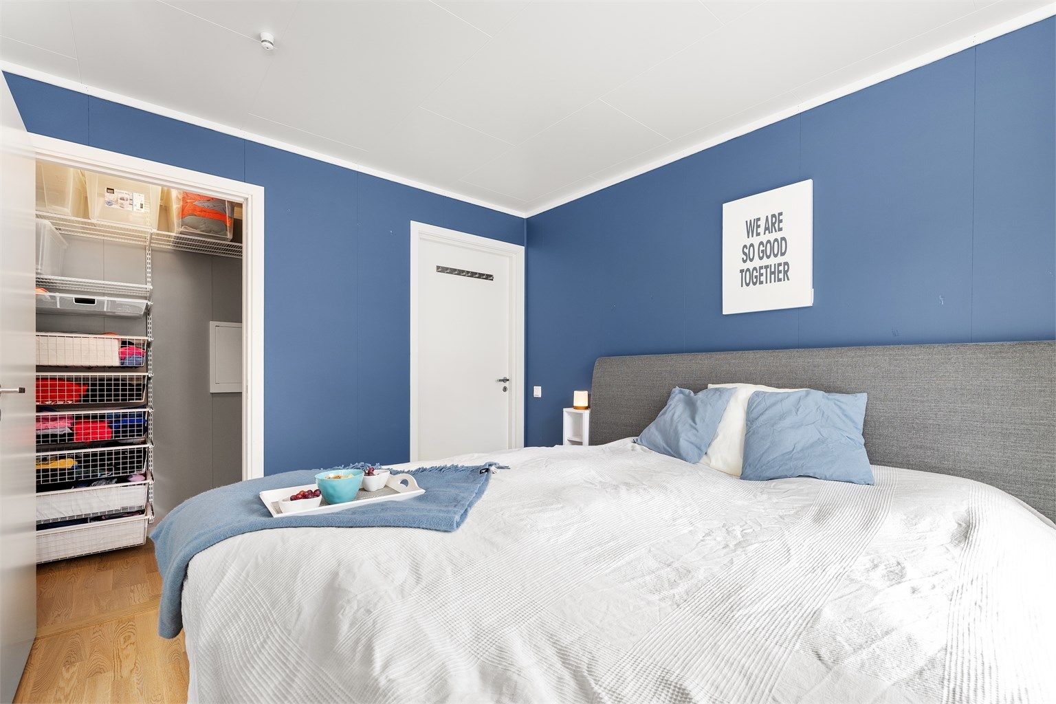 Fra hovedsoverommet er det inngang til et praktisk garderoberom for oppbevaring av sesongenes klær mm.