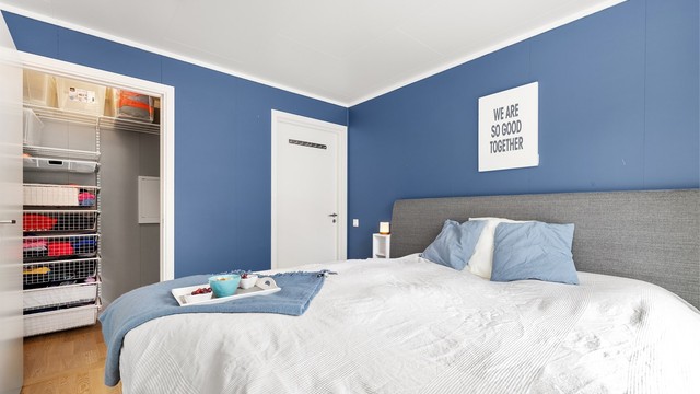 Fra hovedsoverommet er det inngang til et praktisk garderoberom for oppbevaring av sesongenes klær mm.