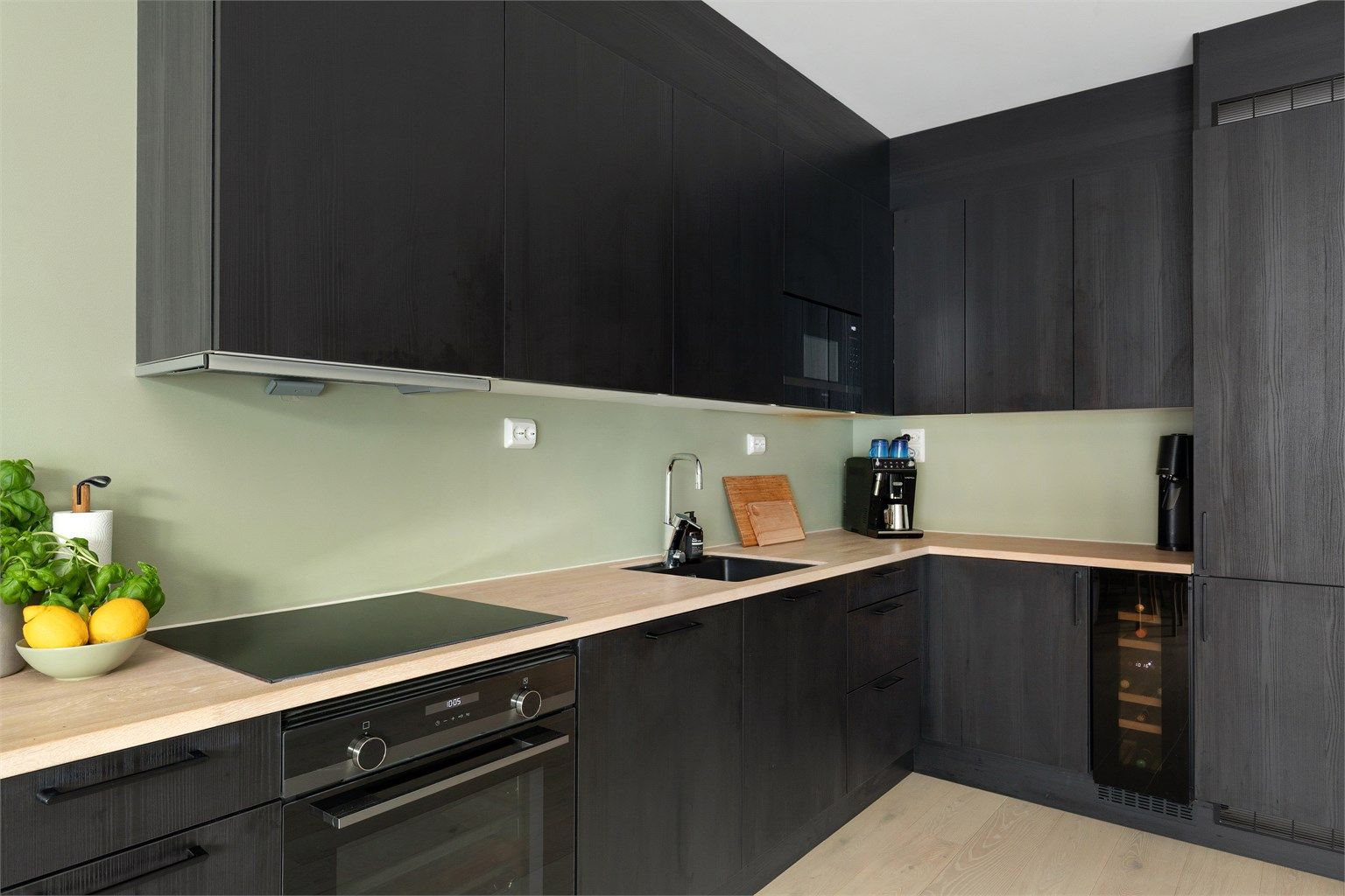 Kjøkkenet har godt med skap- og benkeplass